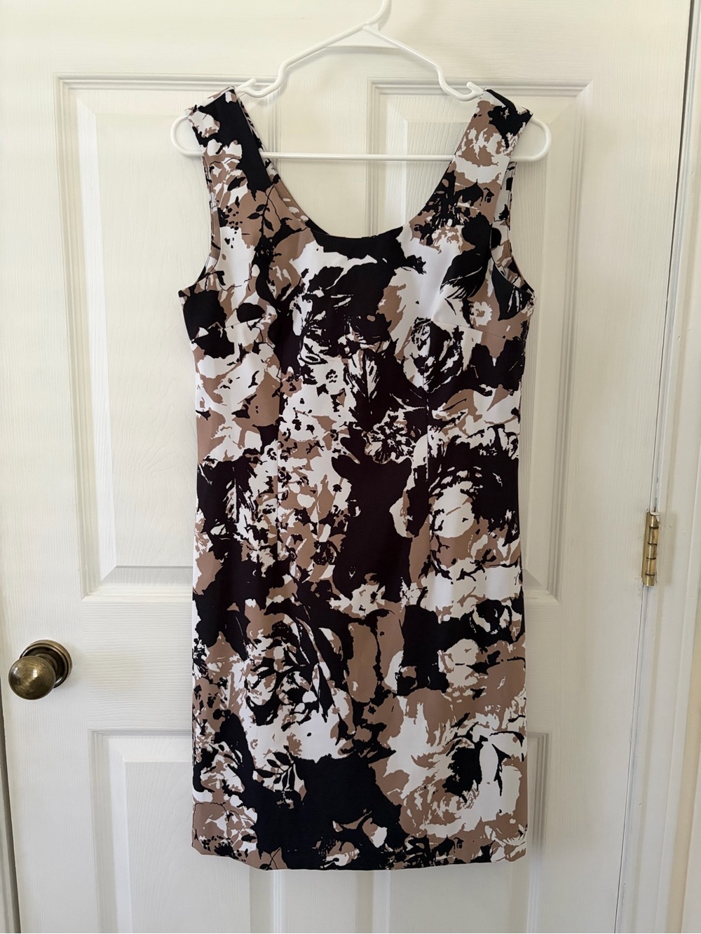 Connected Apparel Sleeveless Floral Print Shift Dress in Black, White & Brown